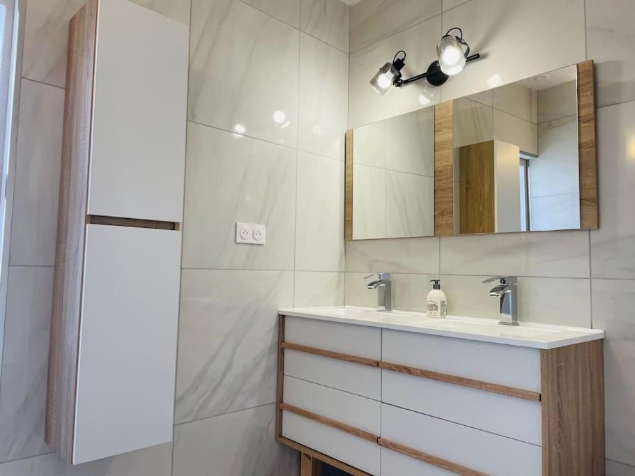 Agreable Maison De Village Avec Balcon Roiffieux 외부 사진