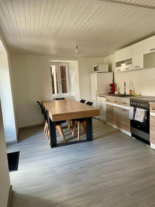 Agreable Maison De Village Avec Balcon Roiffieux 외부 사진